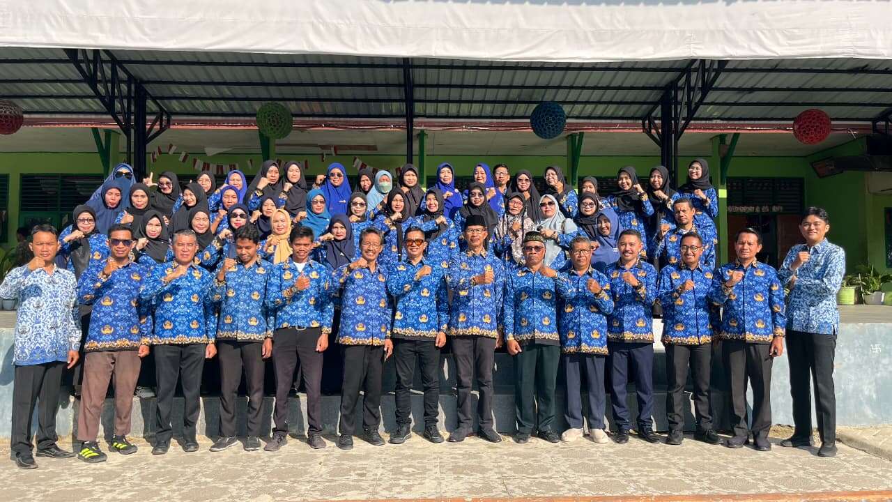 Guru beserta staf sekolah